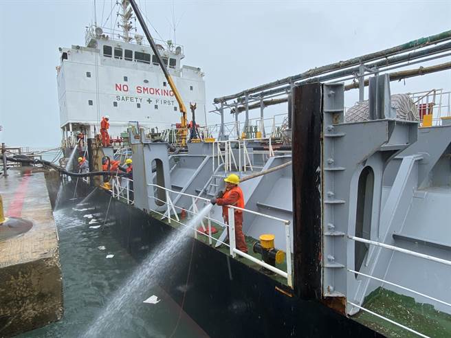 台電金門塔山電廠舉辦年度海洋油污染演練，模擬卸油船隻漏油狀況之緊急應變。(于家麒攝)