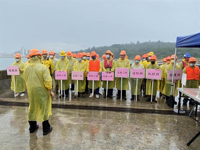 台電塔山電廠與相關單位近60人頂著大雨進行演練，期使作業人員熟悉海洋油污染緊急應變機制與作業程序。(于家麒攝)