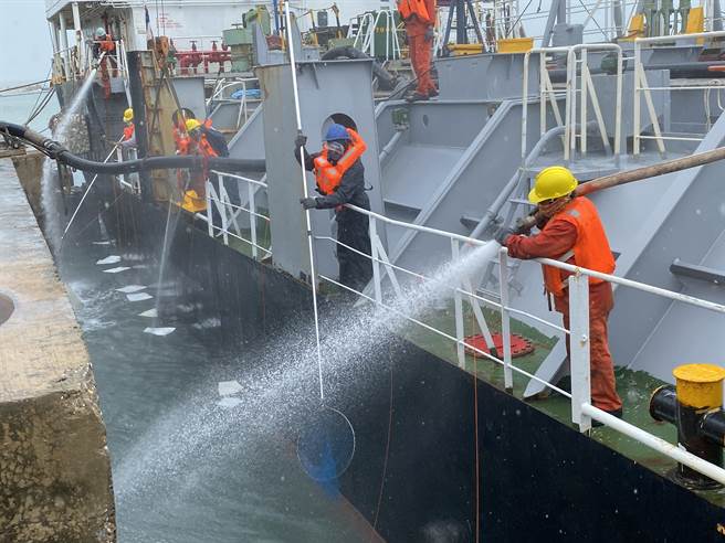 台電金門塔山電廠海洋油污染演練，模擬卸油船隻漏油狀況之緊急應變。(于家麒攝)