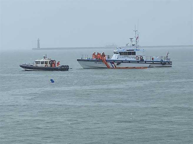 塔山發電廠應變中心亦出動海洋污染應變小艇及可攜式沖洗汲油除污機實際演練。 (于家麒攝)