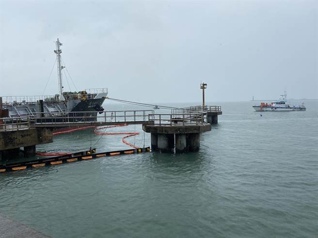 緊急應變小組通報各應變單位，佈放攔油索、汲油器防止油污擴散。(于家麒攝)