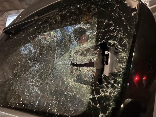 宾士车后挡风玻璃，居然被一拳打爆。（翻摄画面）