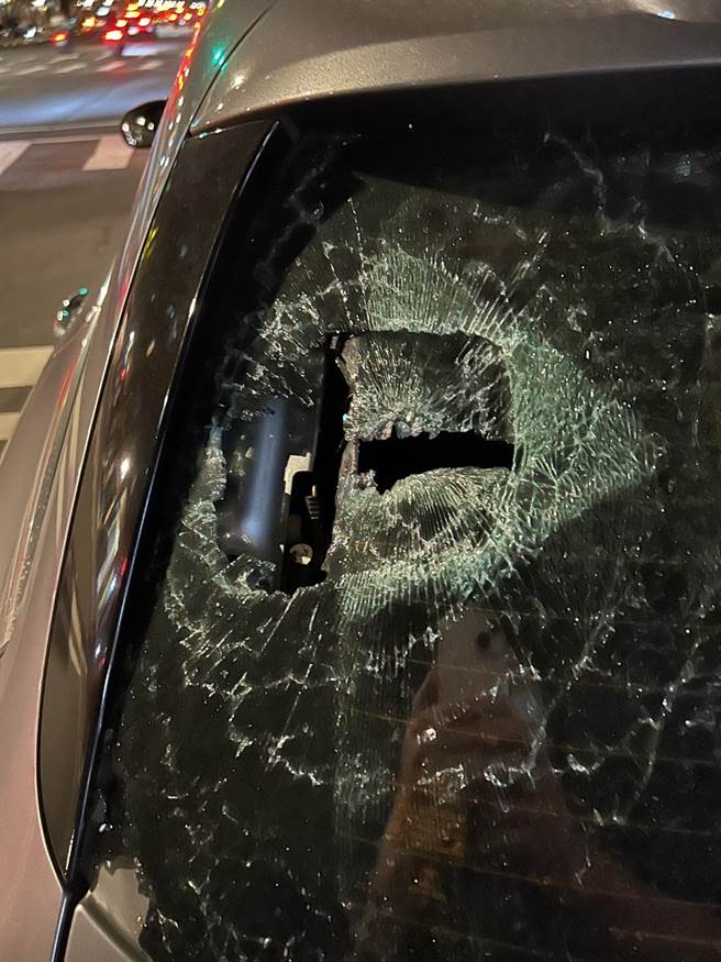 宾士车后挡风玻璃，居然被一拳打爆。（翻摄画面）