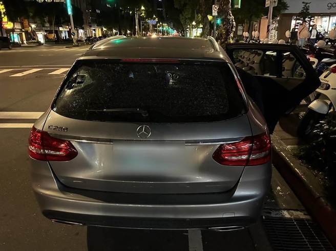 宾士车后挡风玻璃，居然被一拳打爆。（翻摄画面）