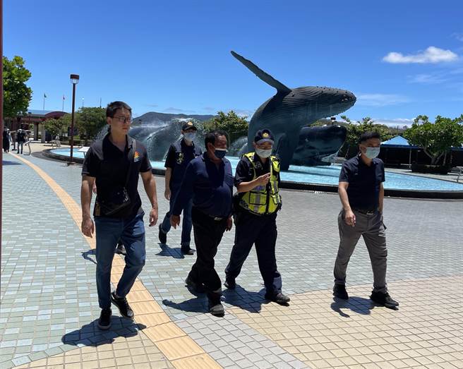 恒春警分局17日加派警力加强屏东海生馆出入口的安检及馆区步巡守望，以确保全馆人员安全，同时也锁定恐吓电子邮件IP侦办中。（警方提供／谢佳潾屏东传真）
