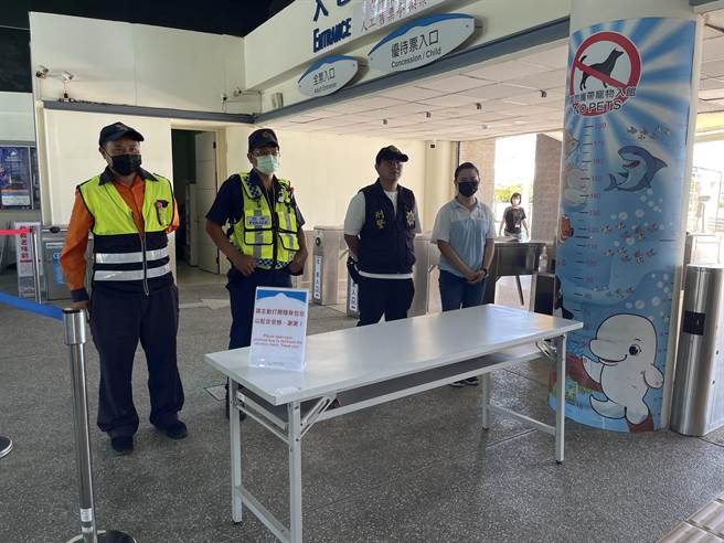 恒春警分局17日加派警力加强屏东海生馆出入口的安检及馆区步巡守望，以确保全馆人员安全，同时也锁定恐吓电子邮件IP侦办中。（警方提供／谢佳潾屏东传真）