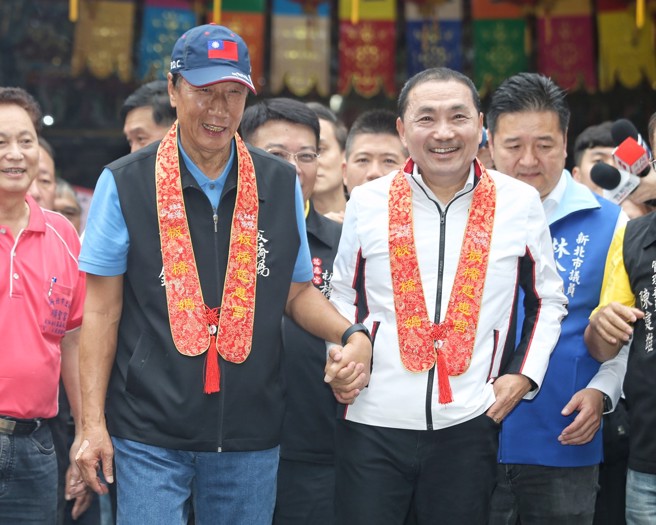 鸿海创办人郭台铭（左）稍早于脸书po文，恭喜新北市长侯友宜（右）获得徵召提名，代表国民党挑战2024总统大位。（中时资料照／杜宜谙摄）