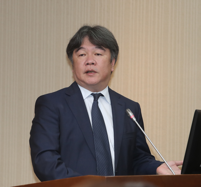 立法院社会福利及卫生环境委员会17日审查职能治疗师法部分条文修正草案、营养及健康饮食促进法草案，列席的卫福部次长王必胜（图）上台答询。（刘宗龙摄）