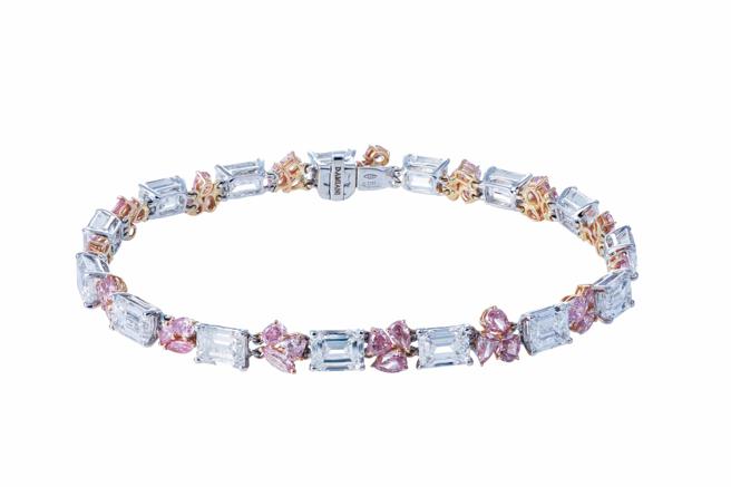 DAMIANI在台湾展出Absolute绝对高级珠宝系列钻石彩宝手环，798万元。（DAMIANI提供）