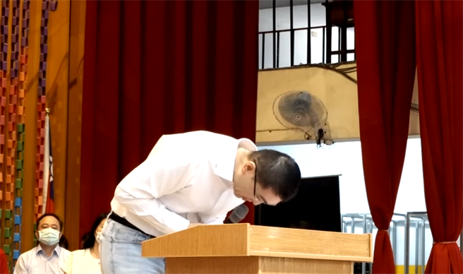 基隆市长谢国梁于出席基隆国中小科展颁奖典礼时，针对某高中「狼师」事件鞠躬道歉，并表示会召开专案会议，未来要尽速掌握状况协助同学和家长。（翻摄照片／徐佑升基隆传真）