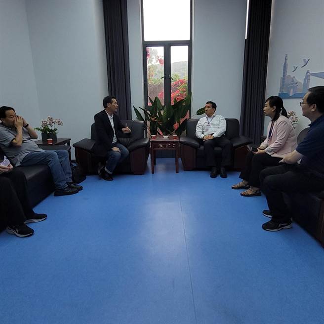 连江县议长张永江（左一）与连江县长王忠铭（左二）目前在福州参加518海峡两岸经贸交易会及第6次福马磋商会。（连江县政府提供）