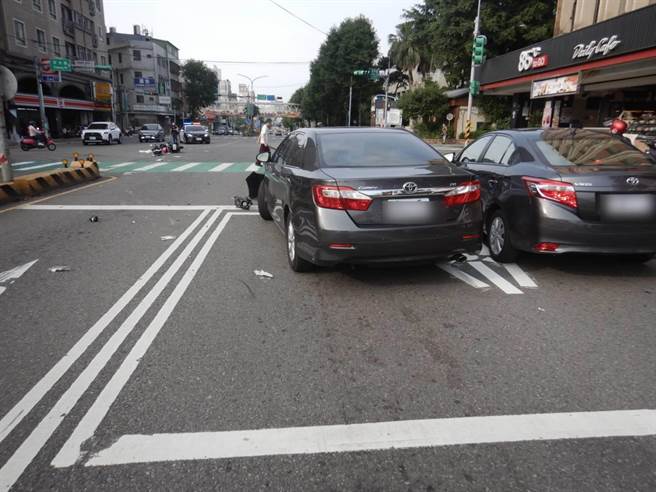 徐姓老翁開車起步橫向往內側車道，後方女高中騎士慘遭撞。(警方提供／呂筱蟬桃園傳真)