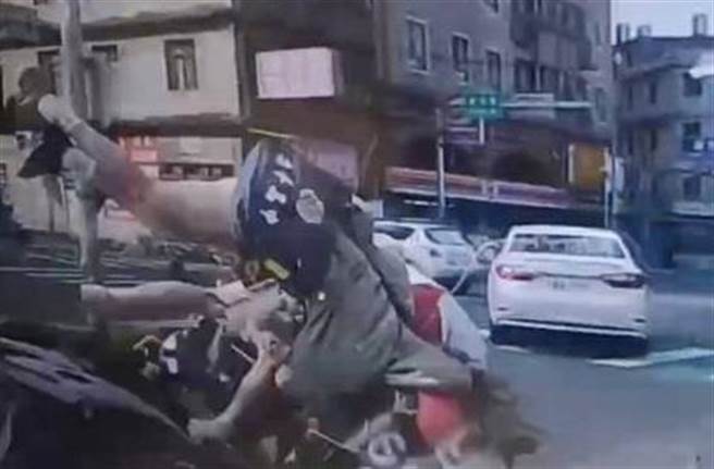 徐姓老翁開車起步橫向往內側車道，後方女高中騎士慘遭撞。(翻攝照片／呂筱蟬桃園傳真)