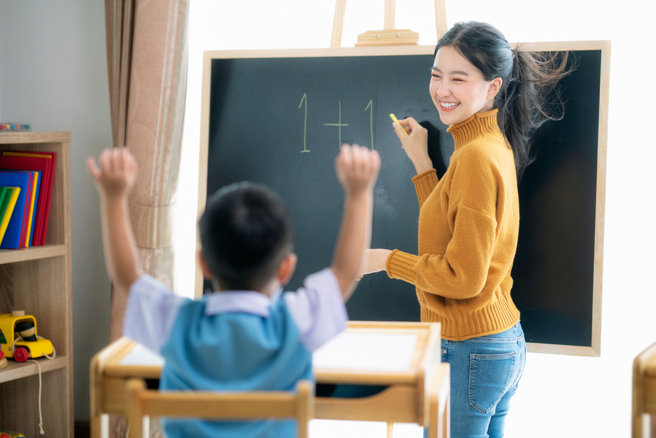 幼儿园老师突喊3字，人夫大脑空白，引起网友讨论。（图／shutterstock）