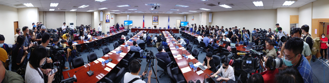 国民党中央17日召开中常会公布徵召人选参选2024总统大选，大批媒体挤爆会议室。（黄世麒摄）
