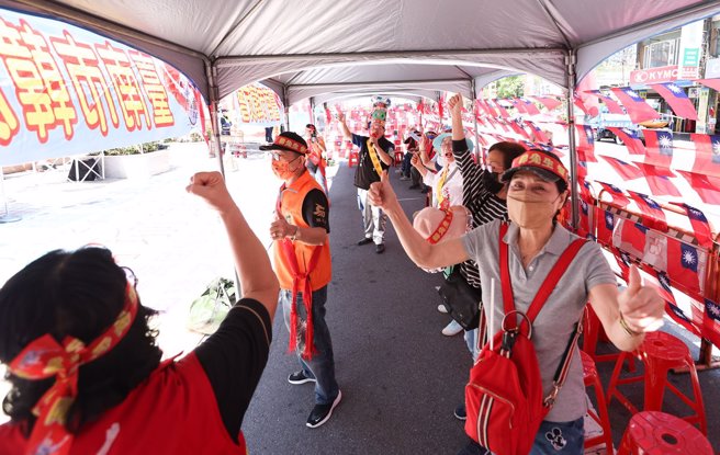 由韩粉组成的韩国瑜啦啦队，17日在国民党中央党部外集会，并高喊国民党要团结。（陈俊吉摄）
