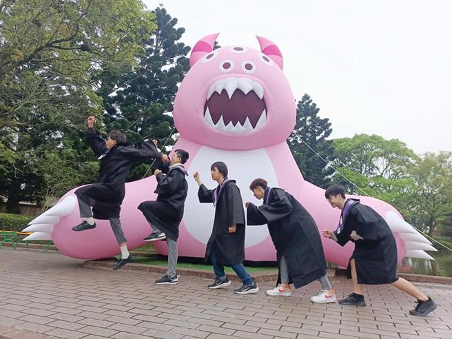 毕业旅行到六福村，同学可在外星兽气球装置前搞怪拍起人类进化史过程。（图／六福村提供）