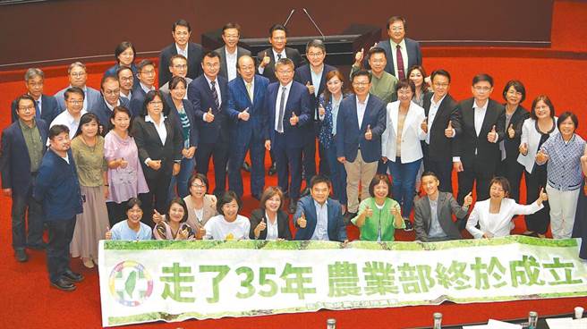 立法院院會16日三讀通過《農業部組織法》。（季志翔攝）