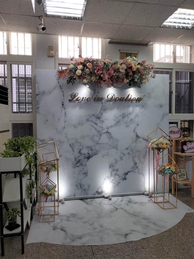 斗六户政事务所在柜台旁布置一个浪漫结婚拍照区，分享新人喜悦。（周丽兰摄）