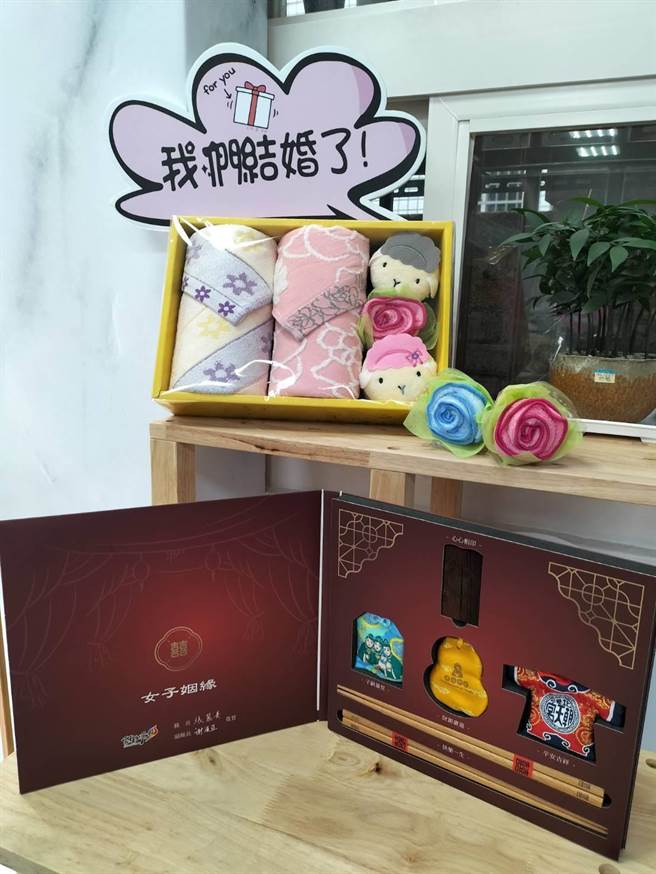 云林县府特别准备喜羊羊造型毛巾礼盒送给新人以及平常日送的筷子礼盒。（周丽兰摄）
