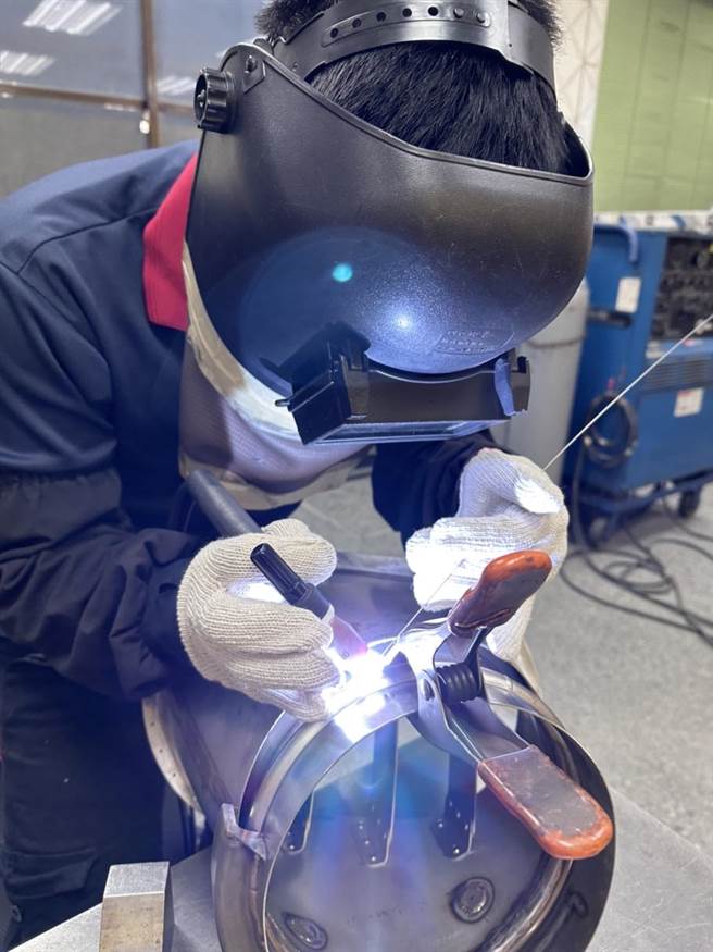 26岁排湾族青年陈廷嘉精进技术，考取氩气钨极电銲－碳钢甲级技术士证照，获奖励金6万元。（花莲县政府提供／王志伟花莲传真）