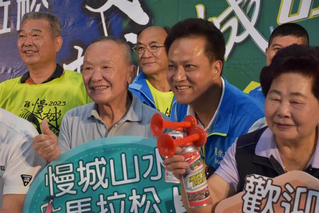 国民党苗栗县山线立委初选全民调由苗栗市长邱镇军胜出，邱镇军感谢徐耀昌的提携。（谢明俊摄）