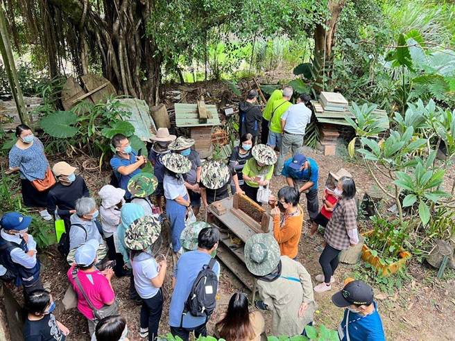 微光农园工作室去年以「微笑蜜蜂-农村的生态产业培力」计画，荣获A级微笑社区标章。（新竹县府提供／邱立雅竹县传真）