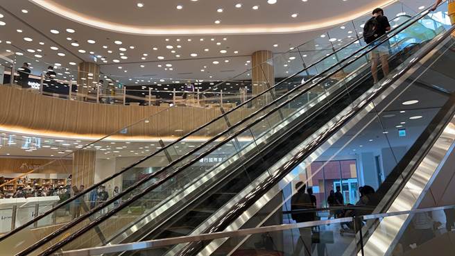 三井LaLaport台中，今中午13：43分惊传有1名男性从北馆4楼坠落。（民眾提供／冯惠宜台中传真）