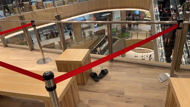 三井LaLaport台中，今中午13：43分惊传有1名男性从北馆4楼坠落。（民眾提供／冯惠宜台中传真）