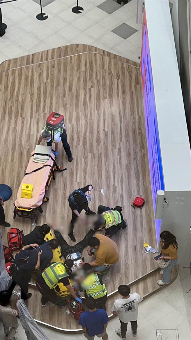 三井LaLaport台中，今中午13：43分惊传有1名男性从北馆4楼坠落。（民眾提供／冯惠宜台中传真）