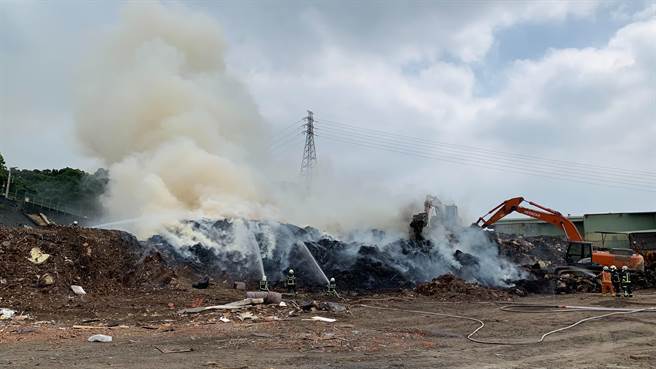桃园市会稽垃圾掩埋场17日下午发生火警，桃园市大有消防分队获报，派遣18名消防员、消防车7辆赶往。（翻摄照片）