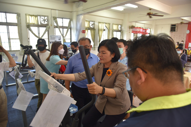 云林县长张丽善于银髮健身俱乐部体验运动器材。(图/云林县政府提供)