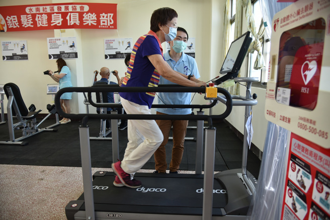 民眾于银髮健身俱乐部体验运动器材。(图/云林县政府提供)