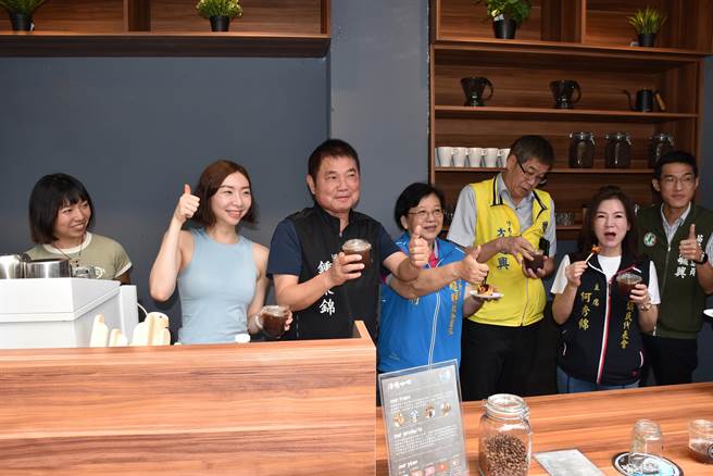 苗栗县政府新改建的海洋创客学校，目前有部分商家进驻开业。（谢明俊摄）