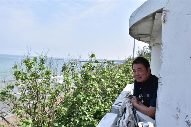 苗栗县长锺东锦17日赴新改建的海洋创客学校揭牌。（谢明俊摄）