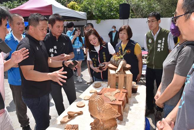 苗栗县长锺东锦17日赴新改建的海洋创客学校揭牌。（谢明俊摄）