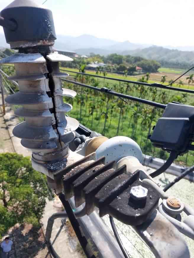 高雄市美浓区及六龟区今天上午突然发生停电事故，波及4000多名住户，台电公司表示，停电是因配电线路避雷器故障，经人员抢修后，均已全数復电。（台电公司提供／林雅惠高雄传真）