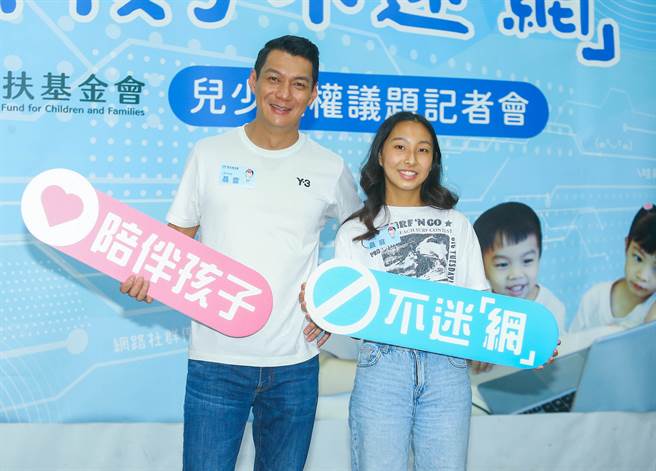 聂云（左）跟女儿聂庭出席家扶基金会举办的儿少人权记者会。（粘耿豪摄）