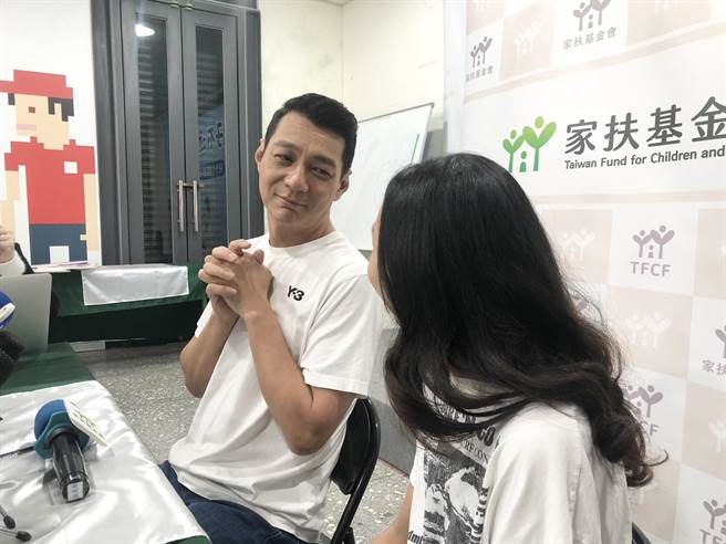 聂云（左）透露小女儿周六将出国读书，突然眼眶泛泪，露出不舍的眼神。（郑宜熏摄）