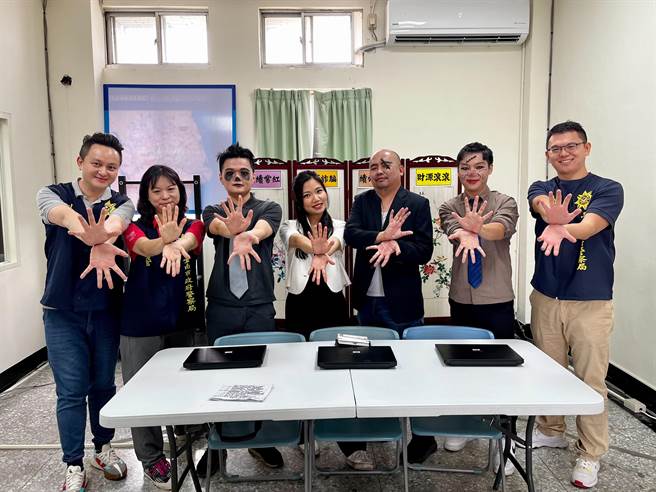 台南市政府警察局刑事警察大队结合当前火红的「开花舞」热潮，拍摄反诈宣导短片。（南市警察局提供／张毓翎台南传真）