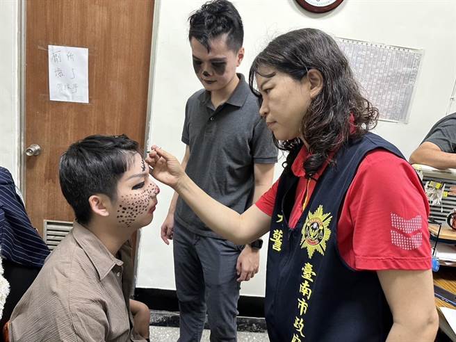 刑警干员不计形象扮丑，期能吸住观眾眼球，藉此深植民眾识诈观念。（南市警察局提供／张毓翎台南传真）