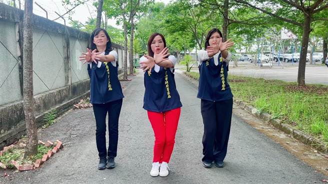 女干员跳「开花舞」，拍摄反诈宣导短片。（南市警察局提供／张毓翎台南传真）