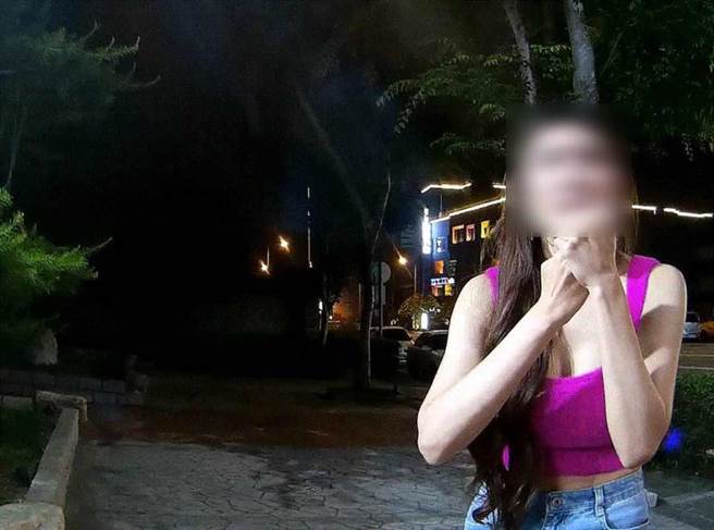 林姓女子神情紧张，害怕被男网友掌握行踪并危及人身安全。(民眾提供)