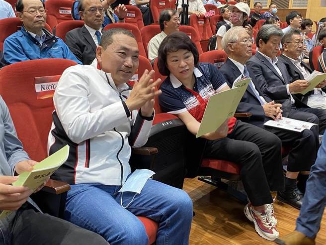 新北市長侯友宜日前返回母校嘉義高中參加校慶，與嘉義市長黃敏惠熱絡互動。（本報資料照）