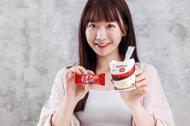 麦当劳与KitKat联名推「巧克力焦糖冰炫风」，单点65元，即起购买再送迷你威化巧克力。（麦当劳提供）