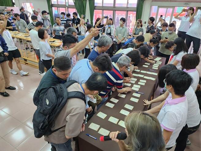 特等奖则以拍卖方式竞标。（台南市政府农业局提供／张毓翎台南传真）