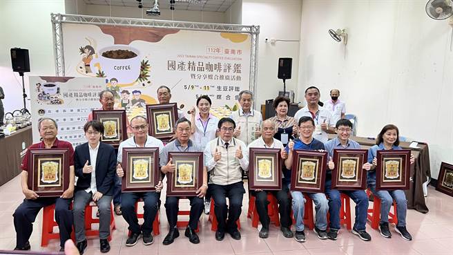 市长黄伟哲（第一排中）亲临颁奖给台南市精品咖啡评鑑的10位得奖者。（张毓翎摄）