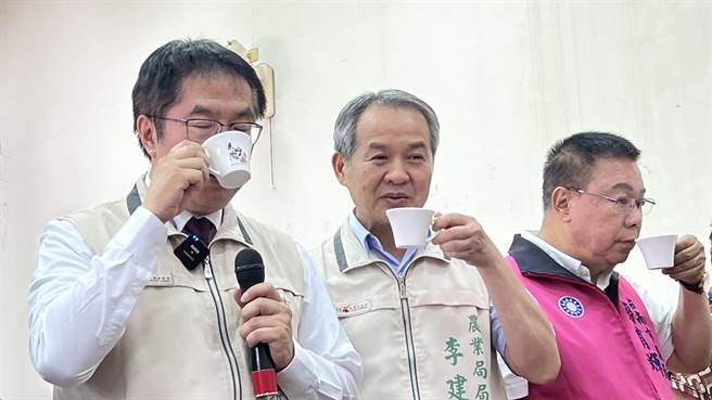 市长黄伟哲（左）品嚐得奖的咖啡。（张毓翎摄）