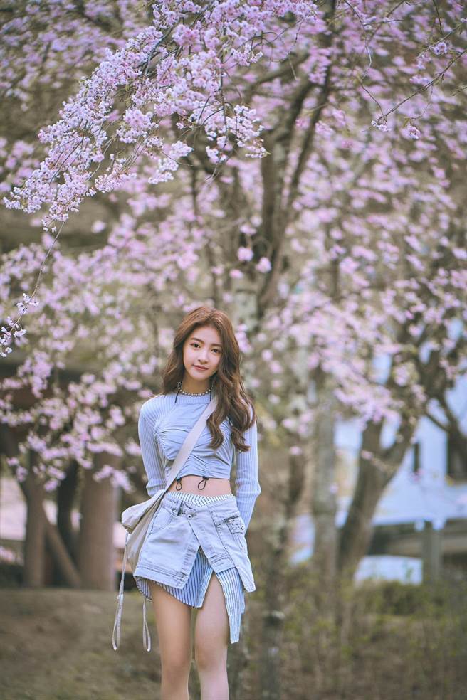 韓菲赴東京拍攝〈煙花雨〉MV。（駿馬客工作室提供）