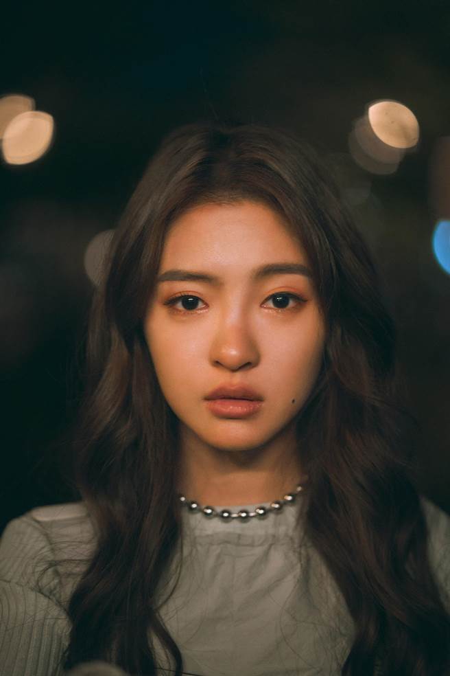 韓菲拍〈煙花雨〉MV哭成淚人兒。（駿馬客工作室提供）